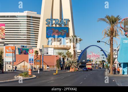 Ein Bild des STRAT SkyPod und der Las Vegas Boulevard Gateway Arches. Stockfoto