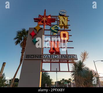 Ein Bild des farbenfrohen Neonschilds am Boneyard Park. Stockfoto