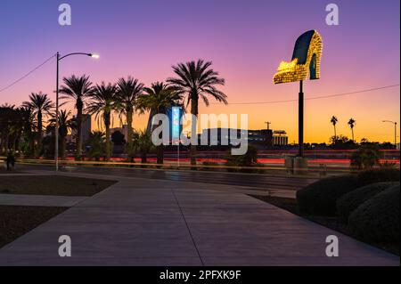 Ein Bild eines großen Neonschuhs, Teil des Neon Museum Las Vegas, bei Sonnenuntergang, inmitten des Las Vegas Boulevard North. Stockfoto