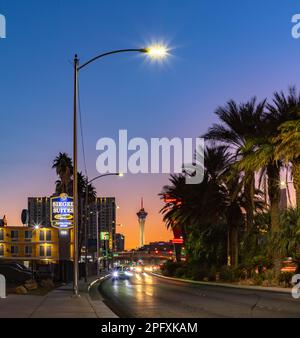 Ein Bild des Las Vegas Boulevard North bei Sonnenuntergang, mit DEM STRAT SkyPod am anderen Ende Stockfoto