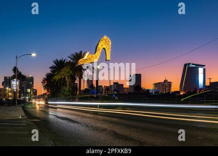 Ein Bild eines großen Neonschuhs, Teil des Neon Museum Las Vegas, bei Sonnenuntergang, inmitten des Las Vegas Boulevard North. Stockfoto