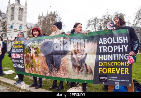 London, Großbritannien 19th. Januar 2022. Aktivisten versammelten sich auf dem Parliament Square und forderten ein Verbot von Trophäenjagd- und Trophäenjagdimporten. Stockfoto