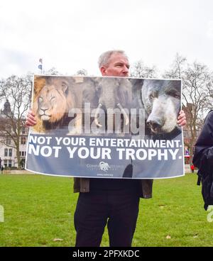 London, Großbritannien 19th. Januar 2022. Aktivisten versammelten sich auf dem Parliament Square und forderten ein Verbot von Trophäenjagd- und Trophäenjagdimporten. Stockfoto