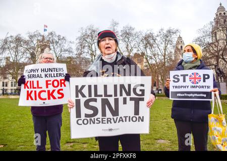 London, Großbritannien 19th. Januar 2022. Aktivisten versammelten sich auf dem Parliament Square und forderten ein Verbot von Trophäenjagd- und Trophäenjagdimporten. Stockfoto