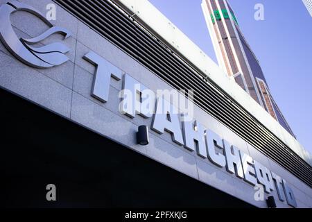 Moskau, Russland. 18. März 2023. Das Büro der Joint Stock Company Transneft in Moskau. Kürzlich berichtete der Pipelinebetreiber Transneft, dass er Sprengkörper in der Nähe einer Pumpstation der Druschba-Pipeline gefunden hatte. Kredit: SOPA Images Limited/Alamy Live News Stockfoto