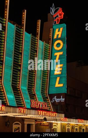 Ein Bild der Neonschilder am Hotel Apache. Stockfoto