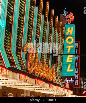 Ein Bild der Neonschilder an der Spielhalle und dem Hotel Binion und am Hotel Apache. Stockfoto