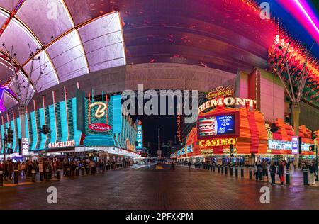 Ein Bild der Neonschilder an der Binion's Gambling Hall and Hotel und am Fremont Hotel and Casino, inmitten des Fremont Street Experienc Stockfoto