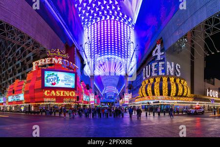 Ein Bild der Neonschilder am Fremont Hotel and Casino und am Four Queens Hotel and Casino, inmitten der Fremont Street Experience. Stockfoto