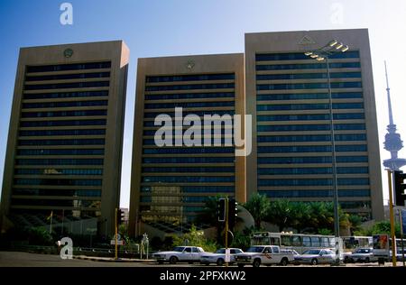 Kuwait City Kuwait Bank Square Kuwait Real Estate Bank Bank of Kuwait and Middle East die Industrial Bank mit Liberation Tower dahinter Stockfoto