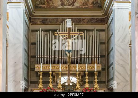 Innenseite (zentraler Altar) der Kathedrale Santa Maria Assunta und San Genesio Martire, erbaut im 12. Jahrhundert, San Miniato, region toskana, Italien, Stockfoto