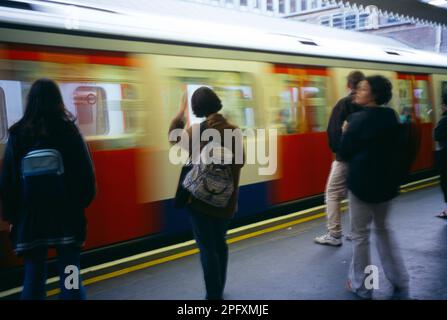 London England Sloane Square U-Bahnstation Leute warten auf Bahnsteig für Zug Stockfoto