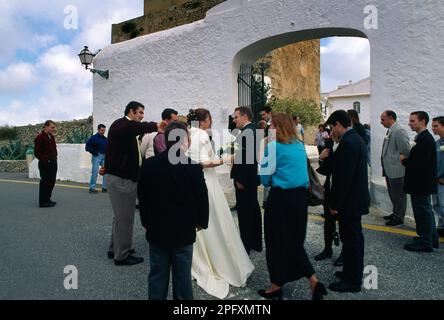 Monte Toro Menorca Balearische Inseln Spanien Hochzeitspaar und Gäste vor dem Kloster Stockfoto