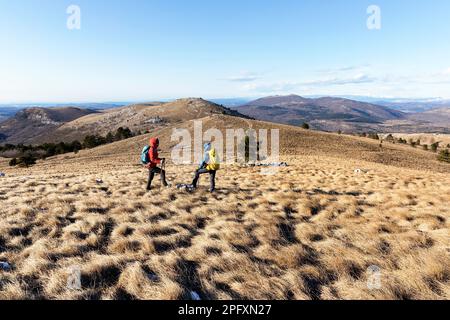 Mutter und Sohn, Touristen, Wandern in einem Gebirge auf der Halbinsel istrien, mit einem spektakulären Blick auf den slowenischen See und koper, slowenien Stockfoto