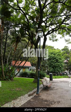 Lissabon, Portugal - 11. März 2023: Herrlicher Grüngarten namens Principe Real in Lissabon an einem sonnigen Frühlingstag Stockfoto