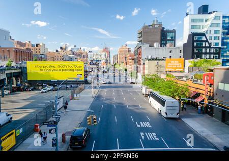 NEW YORK CITY - MAI 26: Luftaufnahme der 10. Avenue vom High Line Park in Midtown Manhattan, New York City, USA, 26. Mai 2013 Stockfoto