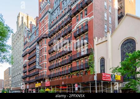 NEW YORK CITY - MAI 26: Das Hotel Chelsea in Midtown Manhattan, New York City, 26. Mai 2013. Das Hotel ist ein historisches Wahrzeichen in New York, bekannt für Stockfoto