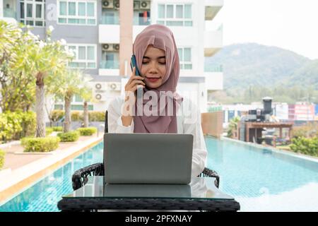 Frau mit Dish dasha, die in seinem Geschäftsbüro in Dubai arbeitet. Porträts eines erfolgreichen Geschäftsmannes in traditionellem emiratskleid. Konzept Abou Stockfoto