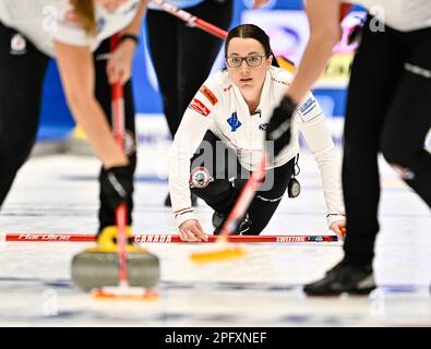 Kanadas Vice-Skip Val Sweeting in Aktion während des Spiels zwischen den USA und Kanada während der Runde Robin Session 3 der LGT World Women’s Curling CH Stockfoto