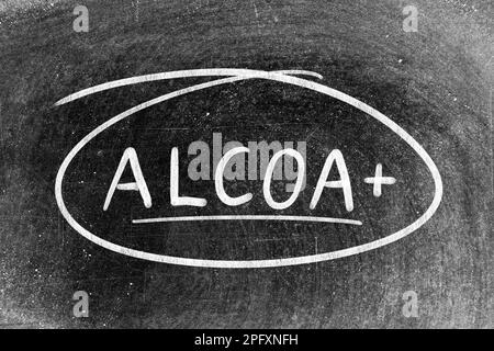 Weiße Kreide mit dem Wort „ALCOA“ (Abkürzung für „attributable“ (zuordenbar), „Lesble“ (lesbar), „Contemporary“ (zeitgleich), „Original“ und „Accurate“ (akkurat)) und Kreisform auf Schwarz Stockfoto