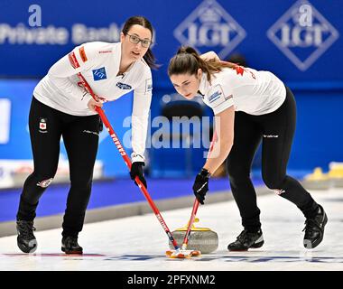 Sandviken, Schweden. 19. März 2023. Kanadas Vice-Skip Val Sweeting (L) und Shannon Birchard in Aktion während des Spiels zwischen den USA und Kanada während der Runde Robin Session 3 der LGT World Women's Curling Championship in der Goransson Arena in Sandviken, Schweden, am 19. März 2023. Foto: Jonas Ekstromer / TT / Code 10030 Kredit: TT News Agency/Alamy Live News Stockfoto