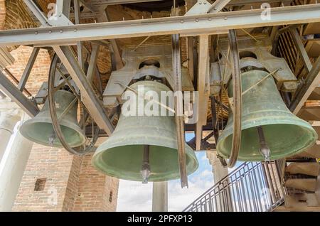 Eine Gruppe von Turmglocken im mittelalterlichen Lamberti-Turm, Verona, Italien Stockfoto