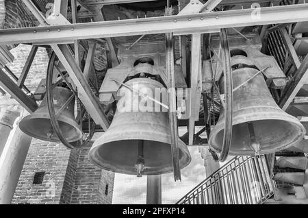 Eine Gruppe von Turmglocken im mittelalterlichen Lamberti-Turm, Verona, Italien Stockfoto