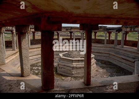 Das achteckige Bad ist ein riesiger Badebereich in Form eines Achteckers. Hampi, die Hauptstadt des Vijayanagar Empire, gehört zum UNESCO-Weltkulturerbe. Stockfoto