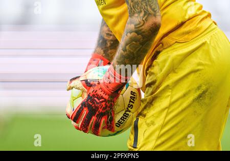 Rafal GIKIEWICZ, Torwart FCA 1 Offizieller DFL Bundesliga Spielball Derbystar Bundesliga Brillant APS v22 Spielball 2022/2023, Spiel, Lederball, Fußball, im Spiel FC AUGSBURG - FC SCHALKE 04 1-1 1. Deutsche Fußballliga am 18. März 2023 in Augsburg. Staffel 2022/2023, Spieltag 24, 1.Bundesliga, 24.Spieltag © Peter Schatz / Alamy Live News - DFL-VORSCHRIFTEN VERBIETEN DIE VERWENDUNG VON FOTOS als BILDSEQUENZEN und/oder QUASI-VIDEO - Stockfoto