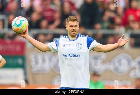 Simon Terodde, S04 9. Platz im Spiel FC AUGSBURG - FC SCHALKE 04 1-1 1. Deutsche Fußballliga am 18. März 2023 in Augsburg. Staffel 2022/2023, Spieltag 24, 1.Bundesliga, 24.Spieltag © Peter Schatz / Alamy Live News - DFL-VORSCHRIFTEN VERBIETEN DIE VERWENDUNG VON FOTOS als BILDSEQUENZEN und/oder QUASI-VIDEO - Stockfoto