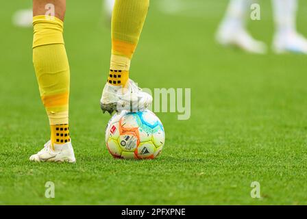 Rafal GIKIEWICZ, Torwart FCA 1 Offizieller DFL Bundesliga Spielball Derbystar Bundesliga Brillant APS v22 Spielball 2022/2023, Spiel, Lederball, Fußball, im Spiel FC AUGSBURG - FC SCHALKE 04 1-1 1. Deutsche Fußballliga am 18. März 2023 in Augsburg. Staffel 2022/2023, Spieltag 24, 1.Bundesliga, 24.Spieltag © Peter Schatz / Alamy Live News - DFL-VORSCHRIFTEN VERBIETEN DIE VERWENDUNG VON FOTOS als BILDSEQUENZEN und/oder QUASI-VIDEO - Stockfoto