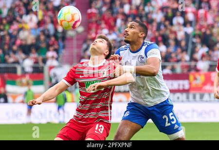 Elvis Rexhbecaj, FCA 13 tritt um den Ball an, Tackle, Duell, Header, zweikampf, Action, Kampf gegen Moritz JENZ, S04 Nr. 25 im Spiel FC AUGSBURG - FC SCHALKE 04 1-1 1. Deutsche Fußballliga am 18. März 2023 in Augsburg. Staffel 2022/2023, Spieltag 24, 1.Bundesliga, 24.Spieltag © Peter Schatz / Alamy Live News - DFL-VORSCHRIFTEN VERBIETEN DIE VERWENDUNG VON FOTOS als BILDSEQUENZEN und/oder QUASI-VIDEO - Stockfoto