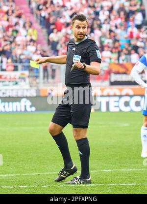 Schiedsrichter Daniel Schlager mit Pfeifen, Gesten, Shows, ansehen, Einzelaktion, Schiedsrichter, Hauptschiedsrichter, schiri, im Spiel FC AUGSBURG - FC SCHALKE 04 1-1 1. Deutsche Fußballliga am 18. März 2023 in Augsburg. Staffel 2022/2023, Spieltag 24, 1.Bundesliga, 24.Spieltag © Peter Schatz / Alamy Live News - DFL-VORSCHRIFTEN VERBIETEN DIE VERWENDUNG VON FOTOS als BILDSEQUENZEN und/oder QUASI-VIDEO - Stockfoto