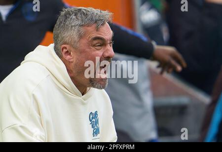 Thomas Reis, Cheftrainer , Trainer Schalke 04, im Spiel FC AUGSBURG - FC SCHALKE 04 1-1 1. Deutsche Fußballliga am 18. März 2023 in Augsburg. Staffel 2022/2023, Spieltag 24, 1.Bundesliga, 24.Spieltag © Peter Schatz / Alamy Live News - DFL-VORSCHRIFTEN VERBIETEN DIE VERWENDUNG VON FOTOS als BILDSEQUENZEN und/oder QUASI-VIDEO - Stockfoto