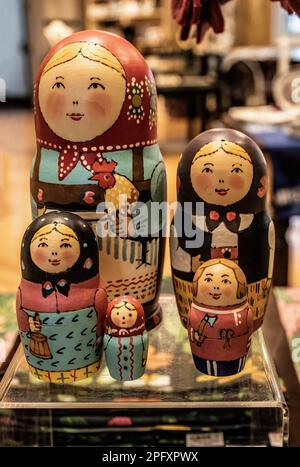 Russische handbemalte Holzmatryoshka oder Nesting Dolls im Museum of Russian Art Gift Shop in Minneapolis, Minnesota, USA. Stockfoto