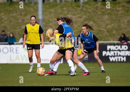 Lewes, Großbritannien. 19. März 2023. Lewes, England, März 19. 2023: Lewes-Spieler wärmen sich vor dem Fußballspiel des FA Cup für Frauen zwischen Lewes und Manchester United im Dripping Pan in Lewes, England, auf. (James Whitehead/SPP) Kredit: SPP Sport Press Photo. Alamy Live News Stockfoto