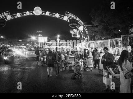 Ein allgemeiner Überblick über Menschen und Verkehr auf dem Nachtmarkt in Dalat, Vietnam. Stockfoto