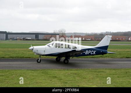 Piper PA-28-161 Warrior II (G-BPCK) in Wellesbourne Airfield, Warwickshire, Großbritannien Stockfoto