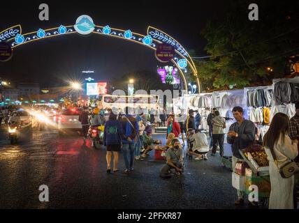 Ein allgemeiner Überblick über Menschen und Verkehr auf dem Nachtmarkt in Dalat, Vietnam. Stockfoto