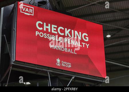 Auf dem großen Bildschirm wird ein VAR-Check während des Emirates FA Cup Quartalsfinals Sheffield United vs Blackburn Rovers in Bramall Lane, Sheffield, Großbritannien, 19. März 2023 angezeigt (Foto von Mark Cosgrove/News Images) Stockfoto