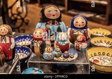 Russische handbemalte Holzmatryoshka oder Nesting Dolls im Museum of Russian Art Gift Shop in Minneapolis, Minnesota, USA. Stockfoto