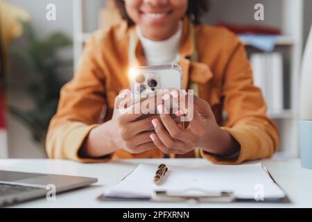 Beautiful American African Woman schließt KYC mit einem Online-Banking-Programm ab, um ein digitales Sparkonto zu eröffnen. Die Definition von Cyber Stockfoto