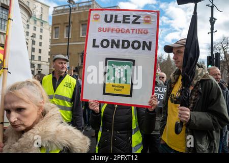 London/UK, 18. MÄRZ 2023. Demonstranten marschieren durch das Zentrum Londons und fordern das Ende der vorgeschlagenen extrem emissionsarmen Zone, die dazu führen wird, dass viele Fahrer älterer Autos pro Tag £12,50 $ für das Fahren im Großraum London zahlen werden. Aubrey Fagon/Live Alamy News. Stockfoto