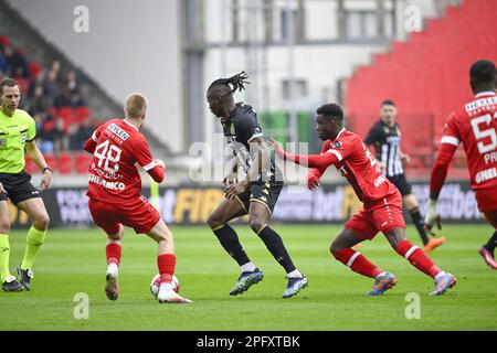 Arthur Vermeeren aus Antwerpen, Vakoun Bayo aus Charleroi und Mandela Keita aus Antwerpen wurden während eines Fußballspiels zwischen dem Royal Antwerpen FC und Sporting Charleroi am Sonntag, den 19. März 2023 in Antwerpen, am 30. Tag der ersten Division der „Jupiler Pro League“ der belgischen Meisterschaft 2022-2023 in Aktion gezeigt. BELGA FOTO TOM GOYVAERTS Kredit: Belga News Agency/Alamy Live News Stockfoto