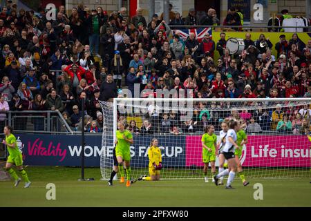 Lewes, Großbritannien. 19. März 2023. Lewes, England, März 19. 2023: Lewes-Fans während des Fußballspiels Womens FA Cup zwischen Lewes und Manchester United im Dripping Pan in Lewes, England. (James Whitehead/SPP) Kredit: SPP Sport Press Photo. Alamy Live News Stockfoto