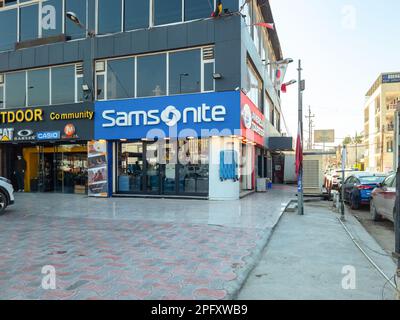 Bagdad, Irak - 23. Februar 2023: Landschaftsblick auf den Samsonite Showroom in Al-Mansour City. Samsonite International ist ein amerikanischer Hersteller und die WOR Stockfoto