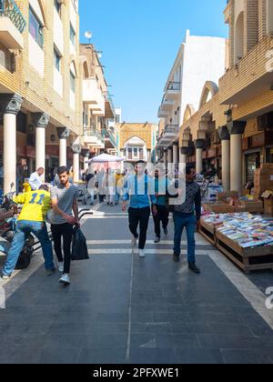 Bagdad, Irak - 27. Februar 2023: Portrait View of Mutanabbi Street, bekannt für Curbside Book Selling. Es ist das historische Zentrum des Buchhandels. Stockfoto