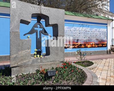 Das Foto zeigt das Denkmal für die Opfer des Holodomor und die Mauer der Erinnerung an St. Michaels Kathedrale in Kiew, Ukraine Stockfoto