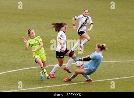 Ella Toone von Manchester United (links) versucht, ein Tor zu schießen, und hielt während des Viertelfinalspiels des Vitality Women's FA Cup im Dripping Pan, Lewes, von Lewes Torhüterin Sophie Whitehouse an. Foto: Sonntag, 19. März 2023. Stockfoto