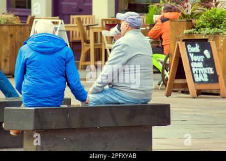 Glasgow, Schottland, Vereinigtes Königreich, 19. März 2023. UK Weather: Sonnig im Stadtzentrum am Nachmittag gingen die Einheimischen auf die Straßen. Elegante Meile der buchanan Street, der Einkaufshauptstadt schottlands, mit Blick vom St. enoch Square mit U-Bahn-Eingang. . Credit Gerard Ferry/Alamy Live News Stockfoto